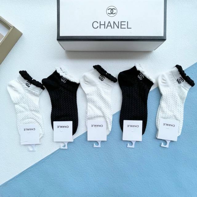 配包装 一盒五双 Chanel 香奈儿 爆款高筒袜高版本 好看到爆炸 欧美大牌高筒袜潮人必不能少的专柜代购品质 袜子 搭配起来超高逼格 时髦度爆表啊啊啊啊 推荐